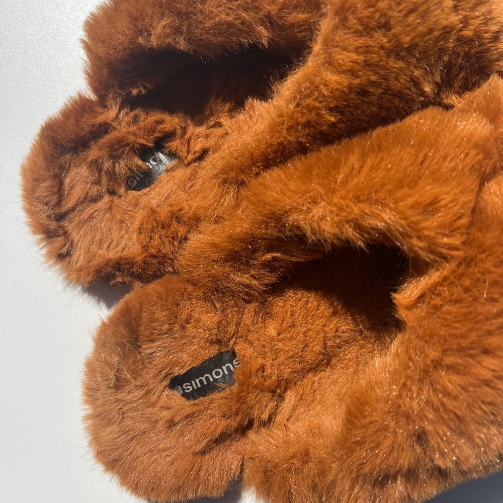 Gift with Purchase | Simons Slippers - Picture 4 of 5